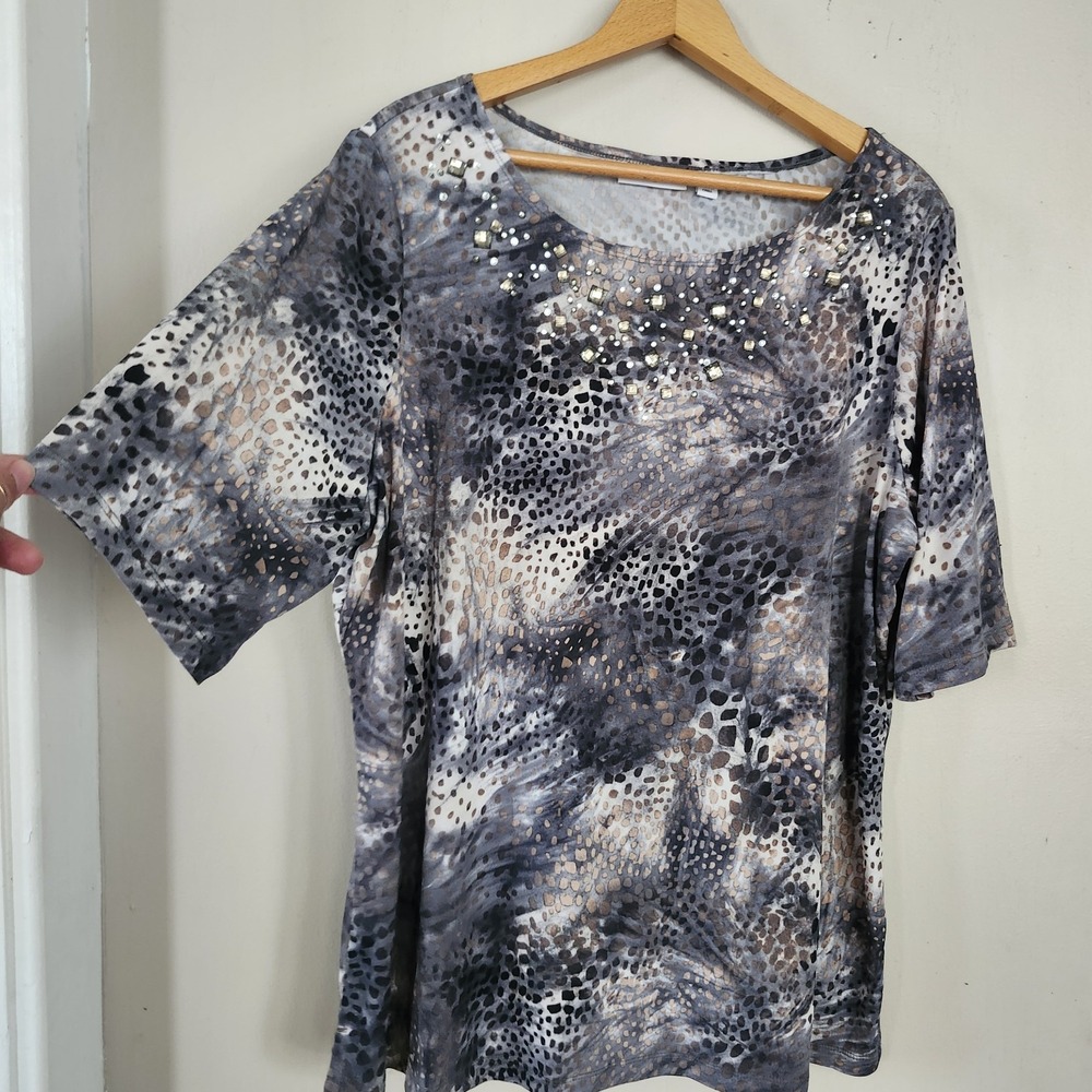 NWT Susan Graver Liquid Knit Womens 1X Animal Print Rhinestone Accent Top Blouse - Picture 3 of 6